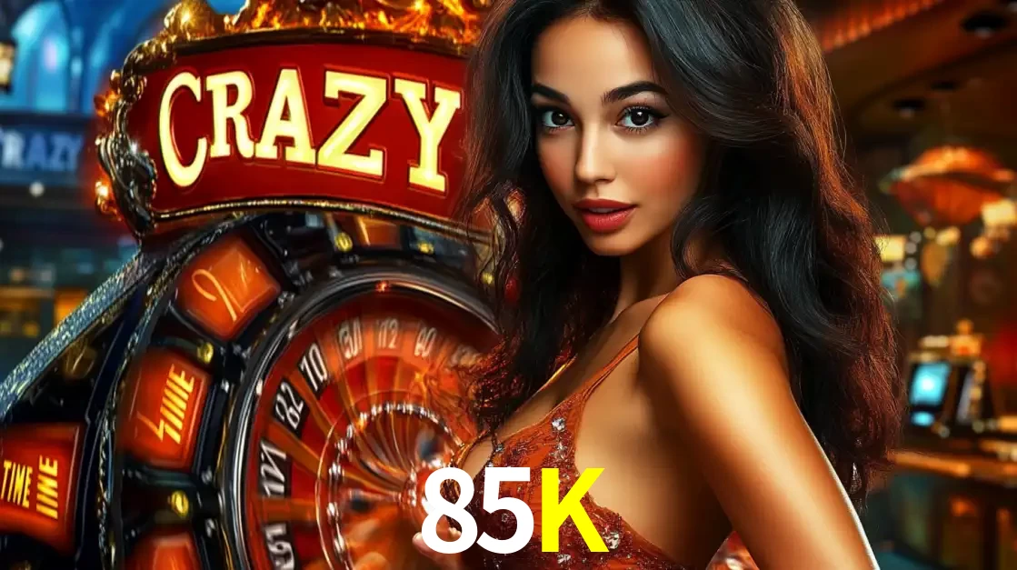 Mulher glamourosa olhando para a câmera com a roda vermelha do Crazy Time ao fundo em um ambiente de cassino, destacando a emoção dos jogos ao vivo no 85K.