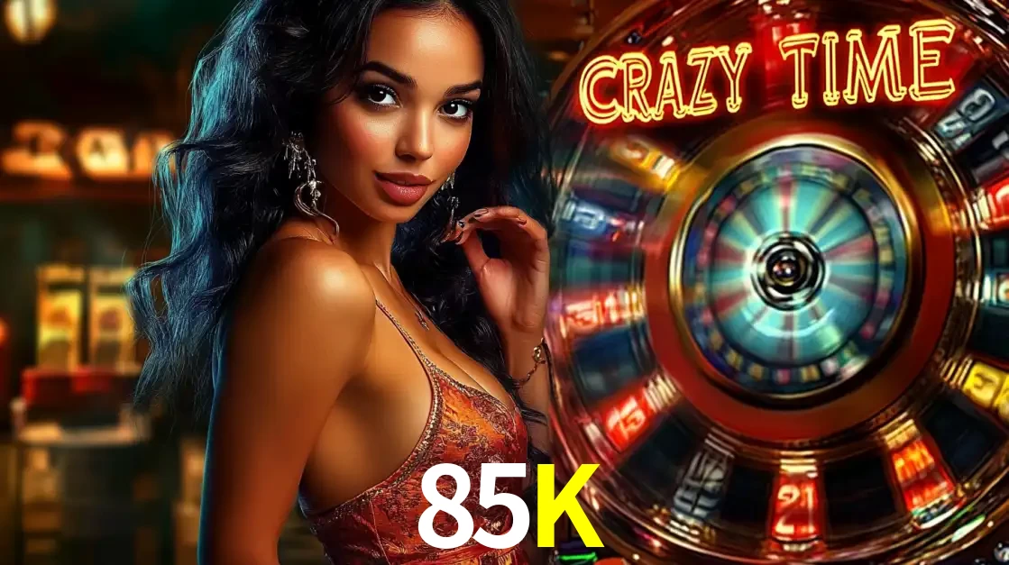 Mulher elegante ao lado da vibrante roda da fortuna do jogo de cassino ao vivo Crazy Time, um dos game shows mais populares e cheios de prêmios do 85K.